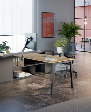 Eiken Frezza Pop ace bureau met zwart frame, monitorarm en plant
