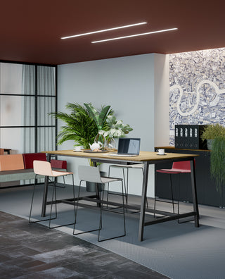 Sfeerbeeld van een hoge Frezza Pop ace tafel met krukken en planten