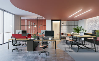 Sfeerbeeld van een open kantoor met Frezza Pop ace werkplekken en rood plafond