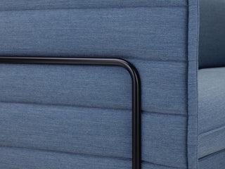 Detail van de blauwe panelen en het zwarte buisframe van de Vitra Alcove