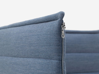Detail van de blauwe gestikte panelen en naad van de Vitra Alcove