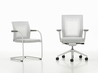 Chaise visiteur Vitra ID Visitor Air et chaise de bureau ID Air blanches côte à côte