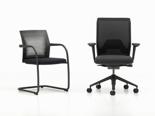 Chaise visiteur Vitra ID Visitor Air et chaise de bureau ID noires à assise bleue