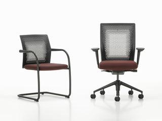 Chaise visiteur Vitra ID Visitor Air et chaise de bureau ID noires à assise brun-rouge