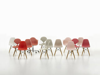 Vitra Eames Plastic Armchair PACC kuipstoel op wielen, productbeeld 9