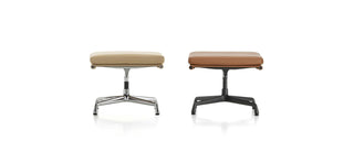 Twee Vitra Eames Soft Pad EA 223 voetenbanken in beige en cognac met verschillende onderstellen