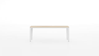 Frezza Alplus bureau met licht eiken blad en wit frame, vooraanzicht