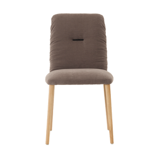 Chaise Mobitec Aura C0110 en tissu taupe, pieds en chêne et poignée, vue de face