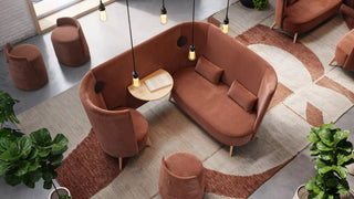 Photo d'ambiance d'un lounge avec canapé, fauteuils et poufs Mobitec Bolero terracotta vu d'en haut