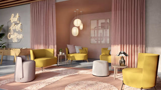 Photo d'ambiance d'un lounge rose avec fauteuils et poufs Mobitec Bolero jaunes