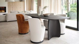 Photo d'ambiance de fauteuils Mobitec Bolero cognac et blancs à une table noire