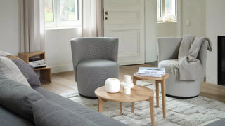 Photo d'ambiance de fauteuils Mobitec Bolero gris avec table basse en bois dans un salon