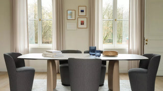 Photo d'ambiance de fauteuils Mobitec Bolero anthracite autour d'une table ovale blanche