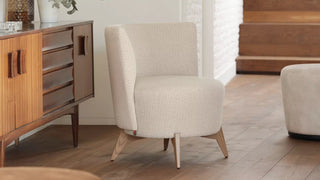 Photo d'ambiance d'un fauteuil Mobitec Bolero crème avec pouf près d'un buffet en bois