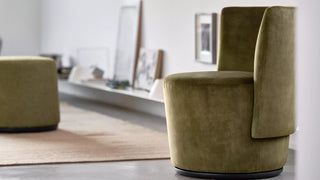 Photo d'ambiance d'un fauteuil et d'un pouf Mobitec Bolero en velours vert olive