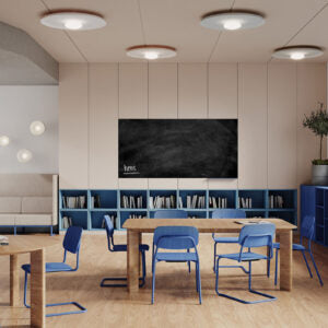 Photo d'ambiance de chaises Bejot Hens bleues et en bois dans une salle de réunion avec tableau noir