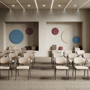 Photo d'ambiance de chaises Bejot Hens blanches en rangées dans une salle avec décoration murale ronde