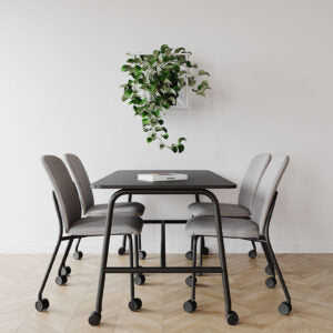 Photo d'ambiance de chaises Bejot Hens grises autour d'une table ronde noire avec plante suspendue