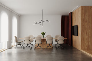 Photo d'ambiance de chaises Bejot Hens autour d'une longue table de réunion dans une salle blanche