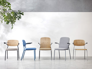 Chaises Bejot Hens en bois, bleu et gris côte à côte