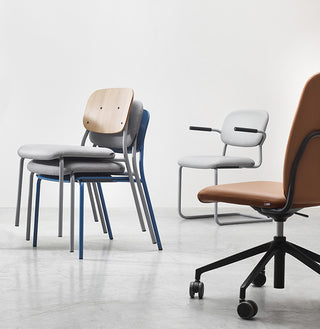 Chaises Bejot Hens empilées à côté d'une chaise pivotante Hens