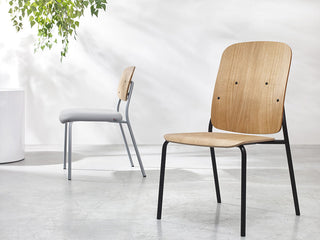 Chaises Bejot Hens grise et en chêne sur structure blanche