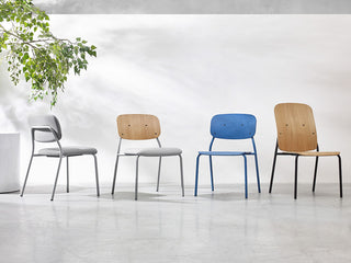 Quatre chaises Bejot Hens en gris, bois, bleu et chêne