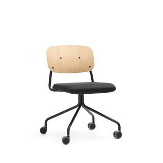 Chaise pivotante Bejot Hens à dossier en chêne et assise noire sur roulettes, vue de face