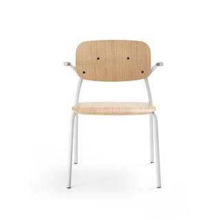 Chaise Bejot Hens en chêne avec accoudoirs et structure blanche, vue de face