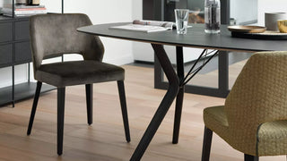 Photo d'ambiance de chaises Mobitec Lena anthracite et vertes à une table noire