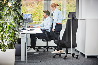 Sfeerbeeld van Interstuhl Twentyfour TF118 met collega die meekijkt aan het bureau