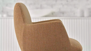 Détail d'une chaise à accoudoirs Mobitec Mood camel