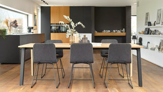 Photo d'ambiance de chaises Mobitec Pamp grises à une table en bois dans une cuisine ouverte