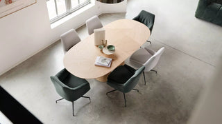Photo d'ambiance de chaises Mobitec Saga vertes et grises à une table ovale, vue de dessus