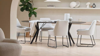 Photo d'ambiance de chaises luge Mobitec Saga blanches autour d'une table ronde