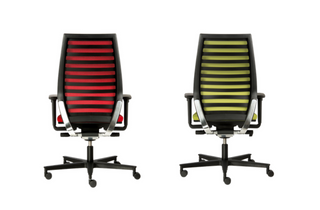 Deux chaises de bureau Rovo R12 à dossier rouge et vert, vues de face et de dos