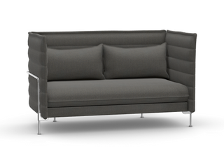 Vitra Alcove Two-Seater in donkergrijze stof met twee kussens, schuin vooraanzicht