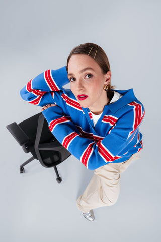 Photo d'ambiance d'une femme sur une chaise de bureau Se7en Milo, vue de dessus