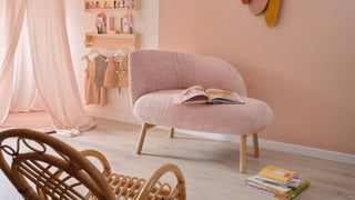 Photo d'ambiance d'une banquette Mobitec Thalia rose dans une pièce rose avec chaise en rotin
