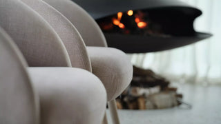 Détail de fauteuils Mobitec Thalia écrus près d'une cheminée