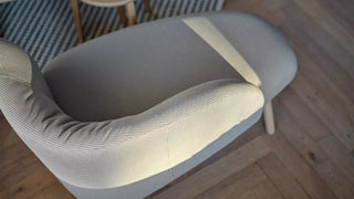 Détail d'un fauteuil Mobitec Thalia gris sur parquet à chevrons, vue de dessus