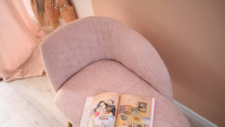 Détail d'un fauteuil Mobitec Thalia rose avec magazine