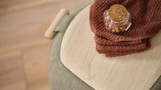 Detail van een Mobitec Thalia poef met houten dienblad, handgreep en glazen pot