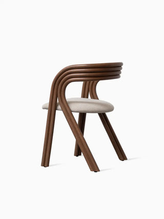 Vincent Sheppard Arc Dining Chair in tabaksgebeitst rotan, schuin achteraanzicht