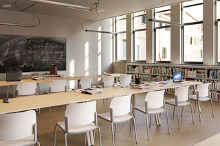 Sfeerbeeld van witte Bejot Volo stoelen aan lange tafels in een bibliotheek