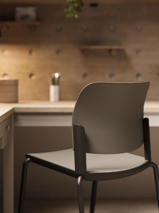 Sfeerbeeld van een groene Bejot Volo stoel in een houten interieur