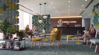 Photo d'ambiance d'arbres acoustiques BLOOM dans une salle d'attente avec personnes sur chaises jaunes