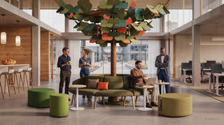 Photo d'ambiance d'un arbre acoustique BLOOM comme point de rencontre avec poufs verts et personnes