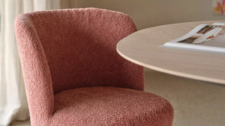 Détail d'un fauteuil Mobitec Bolero en bouclette rose à une table ronde