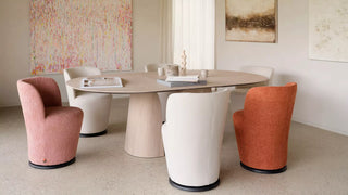 Photo d'ambiance de fauteuils Mobitec Bolero rose, blanc et orange autour d'une table ronde